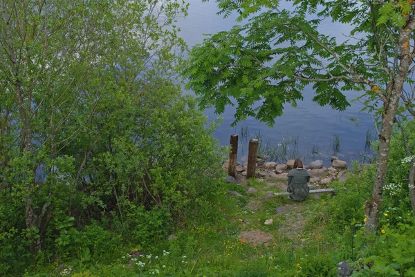 La fille sur la rive de la rivière Volkhov — Photo