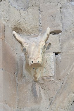 Bir boğa'nın baş heykeli