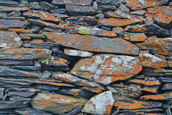 Background. Wall assembled from fragments of rocks — Stock Photo, Image