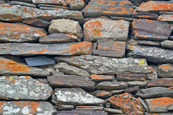 Contexte. Mur assemblé à partir de fragments de roches — Photo