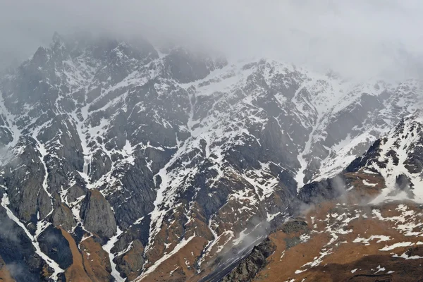 The snowy peaks of the Caucasus mountains. Stepantsminda, Georgi — Stock Photo, Image