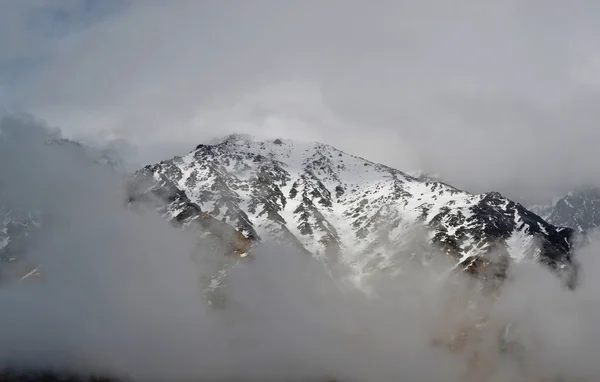 Ośnieżone szczyty gór Kaukazu. Stepantsminda, Georgi — Zdjęcie stockowe