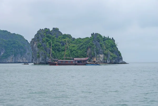 Halong Körfezi 'nde tekne.