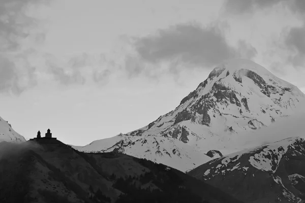 Karla kaplı dağlar. Kazbek, Gürcistan