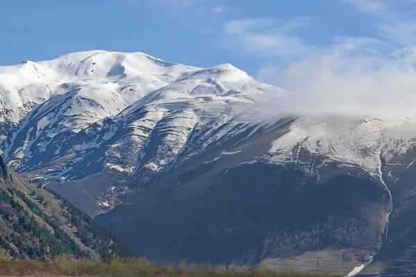 Χιονισμένα βουνά. Καύκασο βουνά, γεωργία — Φωτογραφία Αρχείου