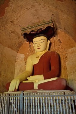 Tapınağa Buda heykeli. Bagan, Myanmar (Burma)
