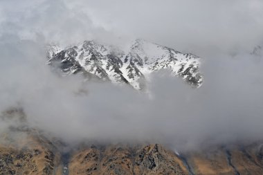 Karla kaplı dağlar bulutlar. Kafkas Dağları, Georgia