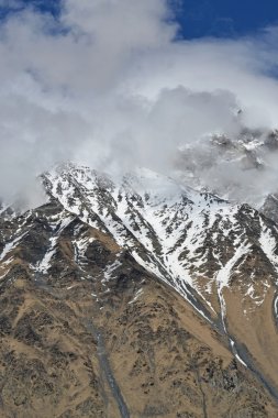 Karla kaplı dağlar bulutlar. Kafkas Dağları, Georgia