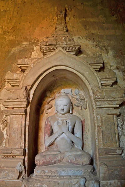 Tapınağa Buda heykeli. Bagan, Myanmar (Burma)