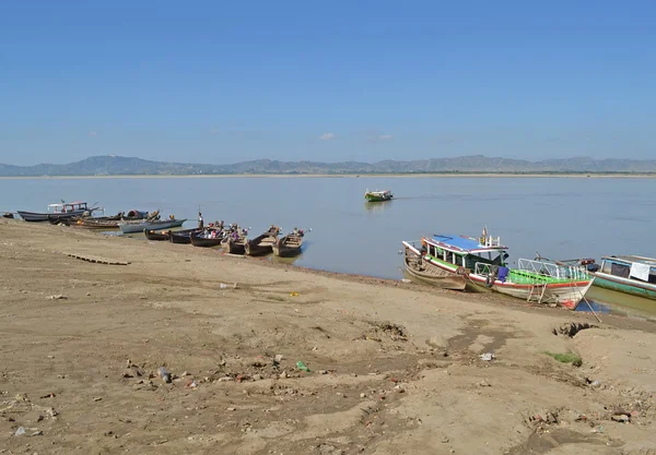 Rybacy na brzegu rzeki Irrawaddy, Bagan, Birma (Myanmar) — Zdjęcie stockowe