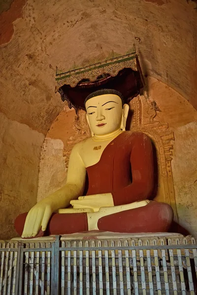 Tapınağa Buda heykeli. Bagan, Myanmar (Burma)