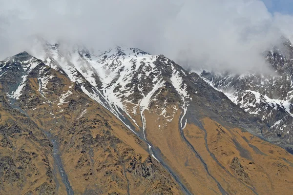 Ośnieżonymi szczytami w chmurach. Kaukaz, Georgia — Zdjęcie stockowe