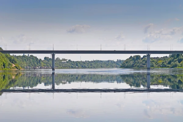 Odbicie mostu nad rzeką Volkhov — Zdjęcie stockowe