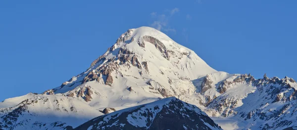 Karla kaplı bir dağ Kazbek zirvesine (5033,8 m), Georgia. — Stok fotoğraf