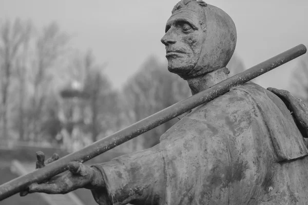 Kör bronz heykeli
