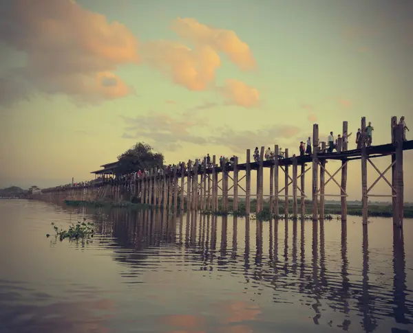 Mandalay, Birmanie - 12 Novembre 2014 : Les habitants vont pour pont en teck U Bein au coucher du soleil . — Photo