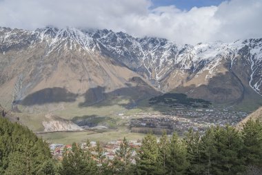 Stepantsminda köyü yakınlarında Dağı Kazbek, Gürcistan