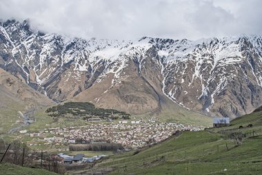 Stepantsminda köyü yakınlarında Dağı Kazbek, Gürcistan