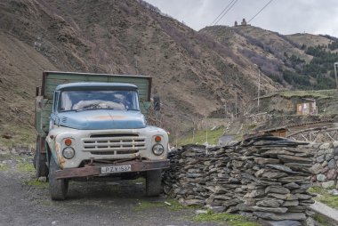 Stepantsminda, Gürcistan - 4 Mayıs 2015: Sovyet kamyon Zil 130 Köyü