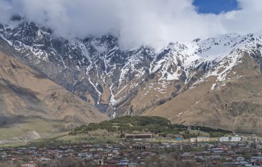 Stepantsminda köyü yakınlarında Dağı Kazbek, Gürcistan