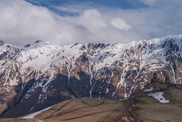 Kościół Świętej Trójcy w Chokhuldi, w pobliżu góry Kazbek, Gruzja — Zdjęcie stockowe