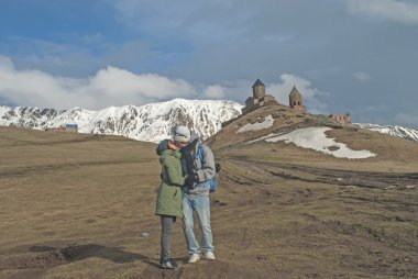 Holy Trinity Kilisesi içinde Gergeti, yakınındaki Kazb mount aşık gitmek