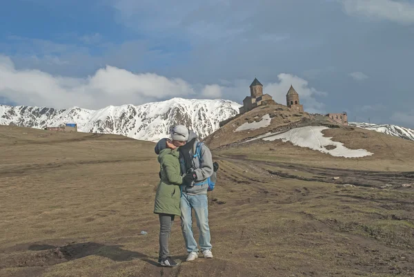 Holy Trinity Kilisesi içinde Gergeti, yakınındaki Kazb mount aşık gitmek