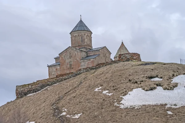 Igreja da Santíssima Trindade em Gergeti, Perto do Monte Kazbek, Geórgia — Fotografia de Stock