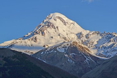 Karla kaplı dağlar Kazbek şafakta, Georgia