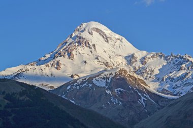 Karla kaplı dağlar Kazbek şafakta, Georgia
