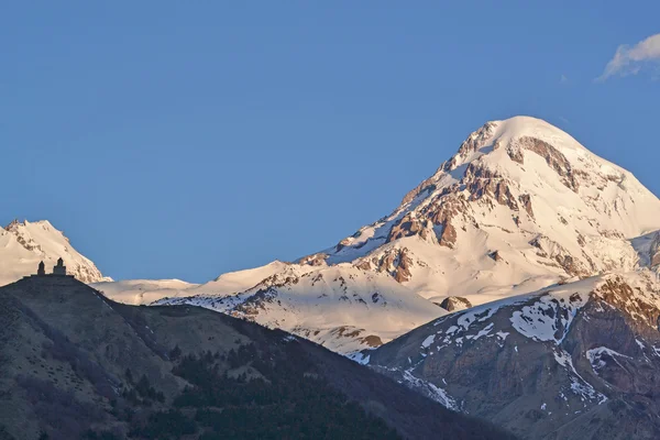 Karla kaplı bir dağ Kazbek zirvesine (5033,8 m), Georgia