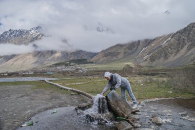 Adam yakın bir kaynak, Kazbek, Gürcistan