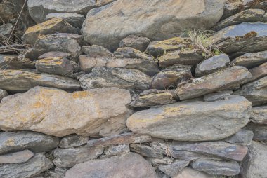 Arka plan. Kayalar parçalardan monte duvar