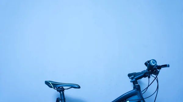 Велосипед на синем фоне, на заднем плане велосипедного руля, — стоковое фото