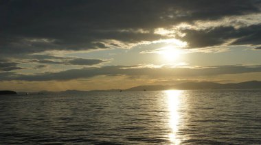 Japon denizinde gün batımı