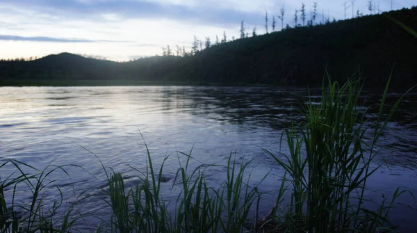 Sera sul fiume, crepuscolo sul fiume — Foto Stock