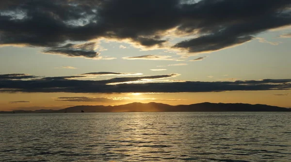 Japon denizinde gün batımı