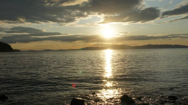 Japon denizinde gün batımı