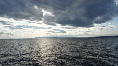 Japon denizinde gün batımı