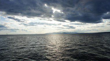 Japon denizinde gün batımı