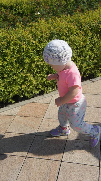 A child walks on the sidewalk — Stock Photo, Image