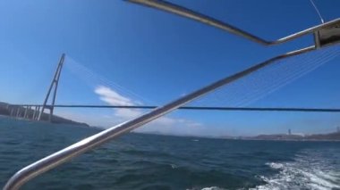 denizde tekne gezisi, dalgalar, güneş,