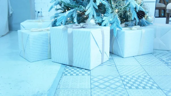 Ağacın altında Noel hediyeleri