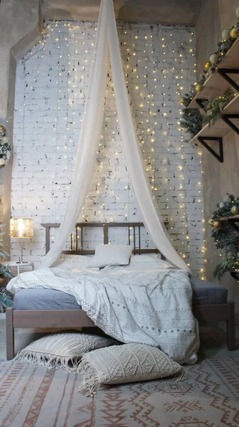 Noel arifesi, yeni yıl yatağı, dikey fotoğraf.