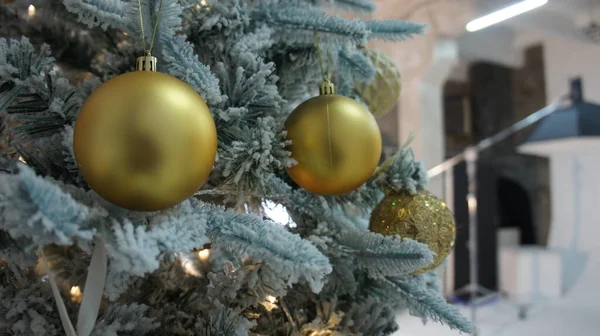 Χριστουγεννιάτικο δέντρο με μπάλες, Χρυσή μπάλα στο δέντρο — Φωτογραφία Αρχείου
