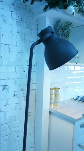 Yeni yıl dekorasyonu, Noel mutfağı içi, dikey fotoğraf.