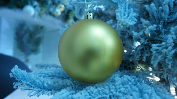 Taşaklı Noel ağacı, ağaçta altın top