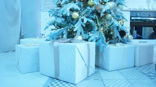 Regali di Natale sotto l'albero — Foto Stock