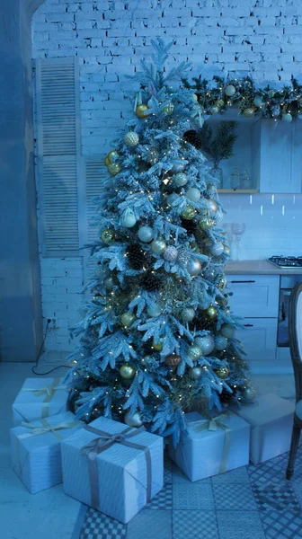 Hediyeli Noel ağacı, yeni yıl.