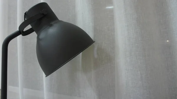 Lampa w pobliżu zasłon, wnętrze domu — Zdjęcie stockowe